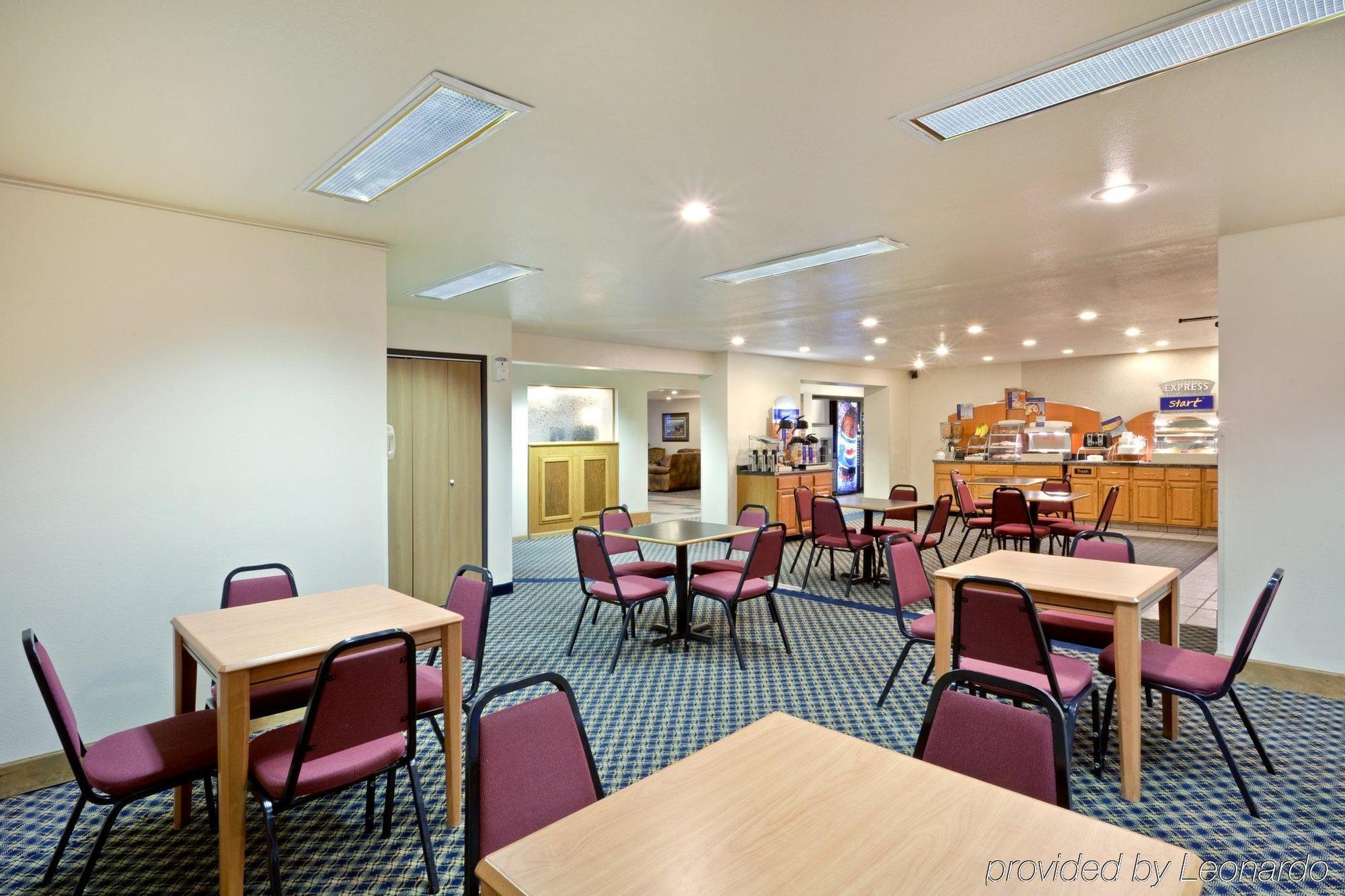 Hotel Holiday Express By Ihg 3*